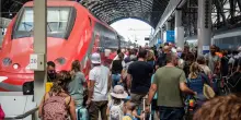 Caos ferrovie, tutto bloccato e treni cancellati: cosa succede
