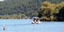 Tragedia in Italia, 14enne cade nel lago dal pedalò. L’agonia e poi la morte: scena terrificante