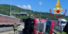 Camion con sostanze tossiche si ribalta in autostrada, boato enorme. La situazione