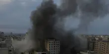Gaza City, l’esercito israeliano abbatte la Mushtaha Tower: grattacielo di dodici piani raso al suolo