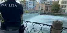 Si tuffa nel fiume per recuperare il pallone e annega: “Morte orribile”