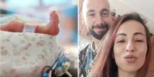 Neonato muore all’ospedale 5 giorni dopo la nascita. La disperazione della mamma: “I ba***rdi pagheranno”