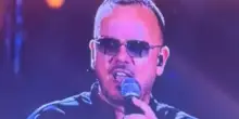 “Non posso più tacere”. Gigi D’Alessio blocca il concerto e lo annuncia in lacrime, pubblico in silenzio