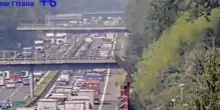 Schianto in autostrada, traffico impazzito: code per chilometri, tutto bloccato