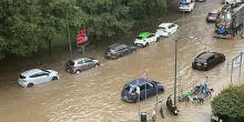 Il fiume esonda, ragazzi bloccati nella scuola: maltempo shock in Italia, immagini spaventose