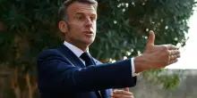 Il governo francese è caduto: cosa succede ora e cosa rischia Macron