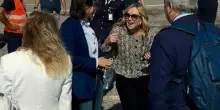 “Ti tengo aggiornata”. Meloni e Schlein si incontrano in aereo: il faccia a faccia e quella frase