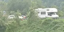 Si ferma per prestare aiuto, travolto da un tir: il dramma di una bimba di 8 anni, tragedia immensa