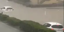 “Restate in casa”. Alluvione spaventosa in Italia, auto trascinate via dalla corrente
