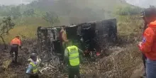 L’autobus si ribalta e va a fuoco, ci sono morti e feriti: “Non hanno avuto scampo”