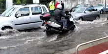 “Temporali e nubifragi”. Italia, arriva il ciclone che spazza via l’estate: le previsioni, scatta l’allarme
