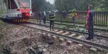 “Viene giù tutto”. Maltempo in Italia, la frana improvvisa a pochi metri dal treno