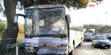 Incidente spaventoso tra due autobus, a bordo centinaia di studenti: lo scontro, terribile
