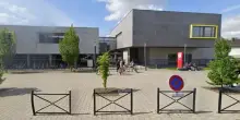 Entra in aula col coltello e colpisce il professore: violenza folle a scuola, l’aggressore è giovanissimo