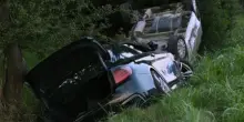 L’auto si ribalta, intrappolati tra le lamiere. Italia, incidente spaventoso: “Volata giù così”