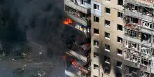 Missili e droni, raffica di esplosioni: la guerra entra in una nuova fase e il mondo trema