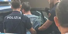 Inseguimento e coltellate, follia in Italia: aggressione violentissima in pieno centro