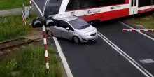 Auto sfonda il passaggio a livello e viene investita dal treno: immagini agghiaccianti