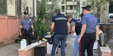 Roma, dieci bombe molotov trovate in un secchio dei rifiuti al Quarticciolo: artificieri sul posto
