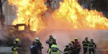 Camion carico di gas si ribalta ed esplode: morti e feriti