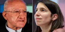 Schlein, campo largo nel caos: attacco durissimo di De Luca: “Maleducato e banale”. Viene giù tutto