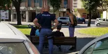 Immigrato non ha i soldi per tornare in Nigeria: si accende uno spinello davanti alla polizia: arrestato e rimpatriato