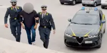 Timbra il cartellino ma va al bar e a fare la spesa: arrestato dipendente comunale