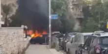 Israele, proteste e cassonetti incendiati sotto casa di Netanyahu: “È terrorismo”