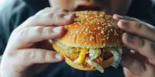 Compra un panino da McDonald’s, cosa ci trova dentro: “Poteva morire!”