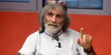 Mauro Corona perde la testa in diretta, rissa sfiorata: “Che mi venga sotto!”