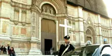 Coppia beccata in pieno in centro: lo stavano facendo davanti a tutti