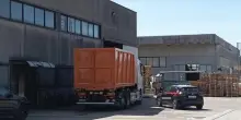 Tragedia nello stabilimento italiano, travolto all’improvviso: la morte atroce davanti ai colleghi