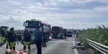 Schianto atroce sulla statale, il frontale mortale contro il camion carico di materiale: morti e feriti