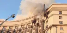 Attacchi russi su Kiev, morti una donna e un bimbo di un anno. Colpito edificio governativo