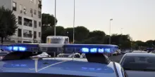 Entra dalla finestra e accoltella la ex 24enne: “Colpita fino a rompere la lama”. Arrestato