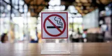 Multe ai genitori se i figli minori fumano: il nuovo Disegno di legge anti-fumo in Europa
