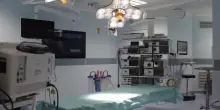 “Infermiera, andiamo di là”: medico lascia paziente sul tavolo operatorio, la ragione è sconvolgente