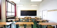 “I prof non possono indossarle”. È caos nella scuola italiana: le regole