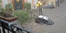 Emergenza maltempo Italia, pioggia torrenziale travolge auto e allaga la città: VIDEO e FOTO shock