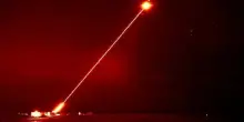 La guerra diventa iper-tecnologica: armi laser contro gli sciami di droni