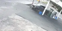 Auto impazzita piomba su un distributore di benzina: il video shock