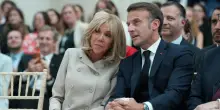 “Non è donna”. Macron, la moglie Brigitte costretta a mostrare le prove intime