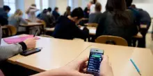Scuola, addio smartphone in classe! Rischio grosso per gli studenti beccati col telefono