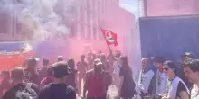 Milano, corteo per il Leoncavallo: petardi e uova contro la polizia, tensione in centro