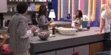 “Mi hai rotto il…”. Grande Fratello, lite in cucina: sente cosa mettono nella pentola ed è una furia