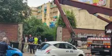 Operaio muore cadendo da una gru: un ferito sotto choc