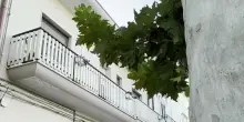 Chiusa fuori casa, prova a rientrare dal cornicione: volo spaventoso, è tragedia