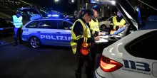 Scappano dalla polizia con auto rubata e si ribaltano, poi la terribile scoperta: chi c’era dentro. Assurdo