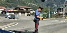 Italia, notte di follia! Giovane vola dal tetto dell’auto: “Gioco folle”