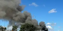 Maxi incendio in Italia, enorme nube di fumo nero. Il sindaco lancia l’allarme